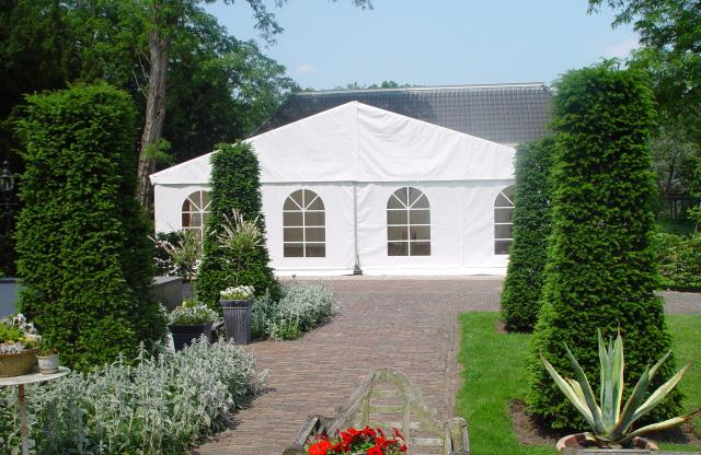 Alu frame tent in tuin